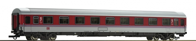 Passenger car 1st class in IC livery<br /><a href='images/pictures/Roco/Roco-64931.jpg' target='_blank'>Full size image</a>